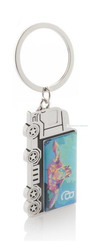 Basset teherautó formájú kulcstartó.